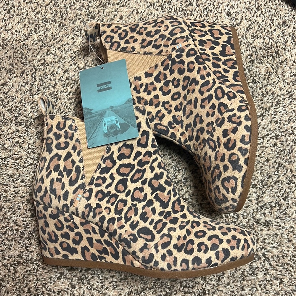 NWT Toms leopard booties